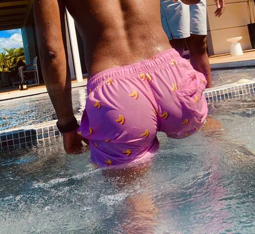 Escorts Los Angeles, California Cakes on deck